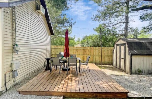 Houghton Lake Casa | Cute and cozy cabin with fenced private yard! Close to everything and the lake!