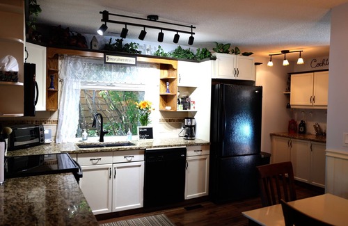 Sylvan Lake Cabina | Cute and cozy cabin a minute walk from the lake.