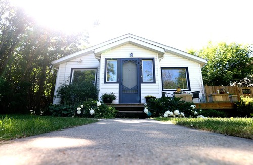 Sylvan Lake Cabina | Cute and cozy cabin a minute walk from the lake.