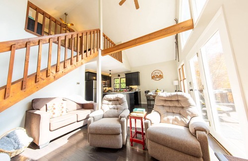 Waynesville Cabaña | Cute and Cozy Cottage with hot tub