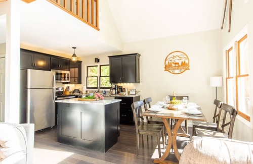 Waynesville Cabaña | Cute and Cozy Cottage with hot tub