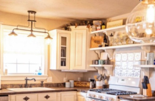 Atoka Cabaña | Cute and cozy cottage in Atoka, home of Reba’s Place.