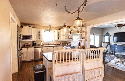 Atoka Cabaña | Cute and cozy cottage in Atoka, home of Reba’s Place.