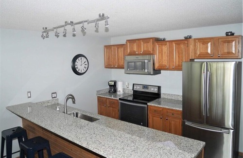 Osage Beach Condominio | Cute and cozy lake condo with cove water views (30x10 slip FREE with a rent).