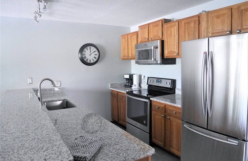 Osage Beach Condominio | Cute and cozy lake condo with cove water views (30x10 slip FREE with a rent).