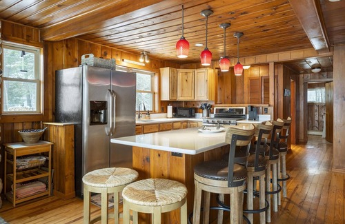 Petoskey Cabina | Cute and Cozy on Pickerel Lake Waterfront - Quick Drive to Petoskey!