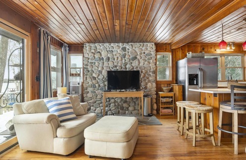 Petoskey Cabina | Cute and Cozy on Pickerel Lake Waterfront - Quick Drive to Petoskey!