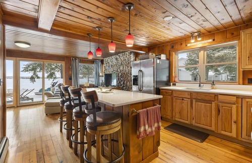 Petoskey Cabina | Cute and Cozy on Pickerel Lake Waterfront - Quick Drive to Petoskey!