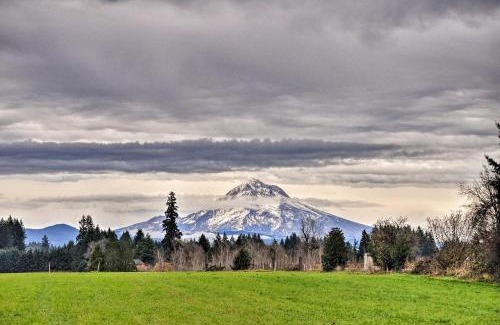 Boring Casa | Cute and Cozy PDX Area Townhouse 31 Mi to Mt Hood!