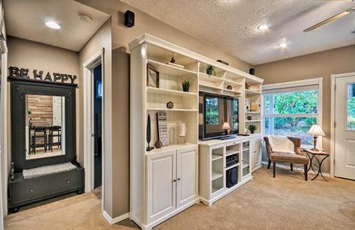 Boring Casa | Cute and Cozy PDX Area Townhouse 31 Mi to Mt Hood!