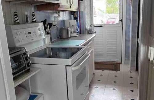 Pine Point Apartamento | Cute apt. steps from the beach!