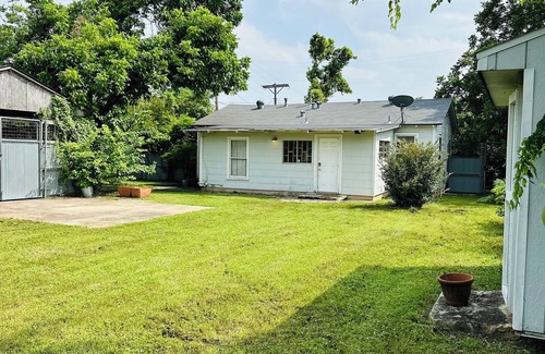 North Loop Casa | Cute Austin Bungalow - Short-Term Rental Opportunity