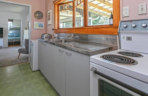 Whangamata Cabaña | Cute Bach one block back from beach