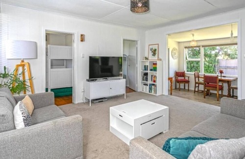 Whangamata Cabaña | Cute Bach one block back from beach