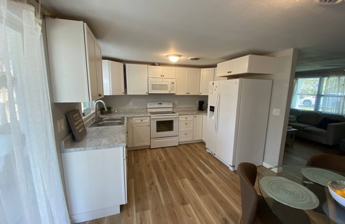South Venice Casa | Cute Beach Bungalow 10 minutes from the Beach!