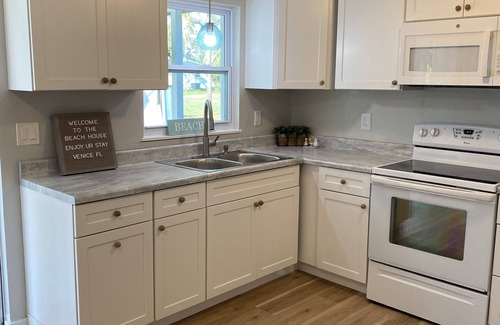 South Venice Casa | Cute Beach Bungalow 10 minutes from the Beach!