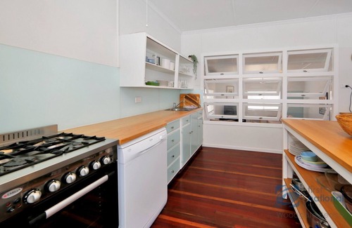 Woodgate Casa | Cute Beach Cottage with Ocean Views