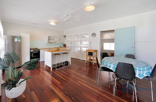 Woodgate Casa | Cute Beach Cottage with Ocean Views