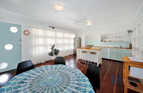 Woodgate Casa | Cute Beach Cottage with Ocean Views