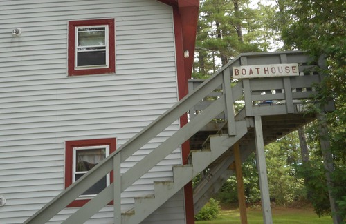Damariscotta Cabaña | Linda cabaña Boathouse (piso superior) con vistas al lago en el lago Pemaquid