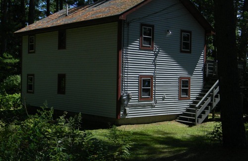 Damariscotta Cabaña | Linda cabaña Boathouse (piso superior) con vistas al lago en el lago Pemaquid