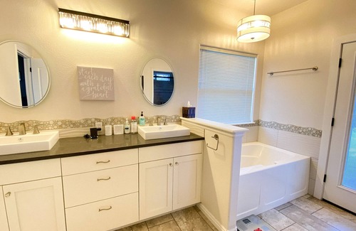 Eagle Casa | Cute, Bright home with pool