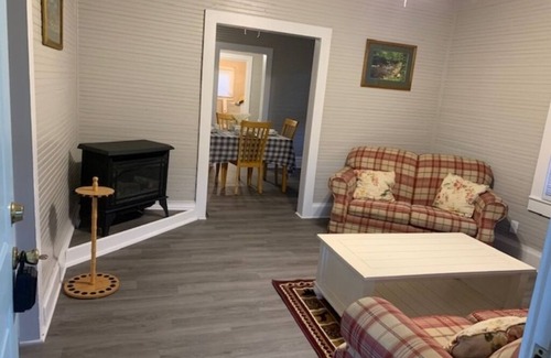 Meadow Bridge Casa | Cute Bungalow in NewRiver Gorge National Park(sleeps 6, pet friendly)