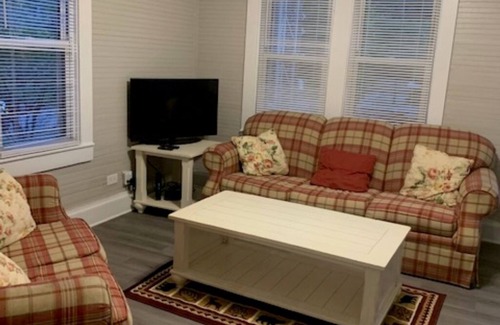 Meadow Bridge Casa | Cute Bungalow in NewRiver Gorge National Park(sleeps 6, pet friendly)