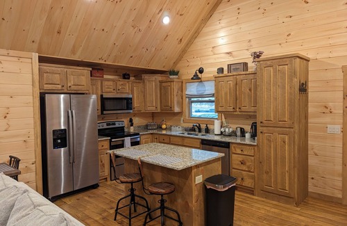 Cashes Valley Cabina | Cute Cabin 10mins from Blue Ridge, wifi, hot tub Hiking and waterfalls near