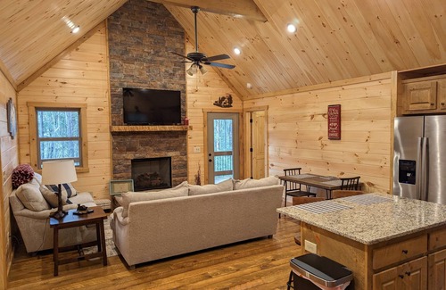 Cashes Valley Cabina | Cute Cabin 10mins from Blue Ridge, wifi, hot tub Hiking and waterfalls near