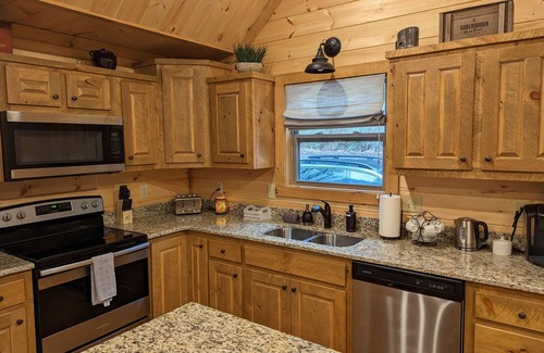 Cashes Valley Cabina | Cute Cabin 10mins from Blue Ridge, wifi, hot tub Hiking and waterfalls near