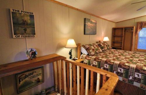 Helen Casa | Cute Cabin creek & Firepit #12