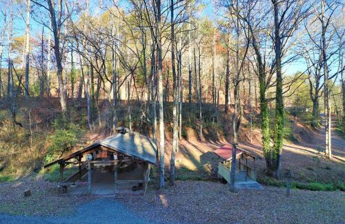 Helen Casa | Cute Cabin creek & Firepit #12