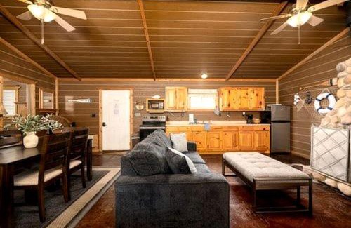 Cleora Casa | Cute Cabin Great for Family Getaways in Afton, Oklahoma