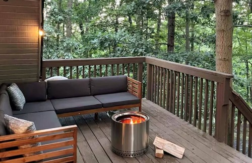 Linden Cabina | Cute cabin retreat near Shenandoah National Park and pet friendly!