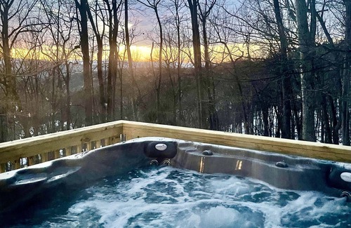 Linden Cabina | Cute cabin retreat near Shenandoah National Park and pet friendly!
