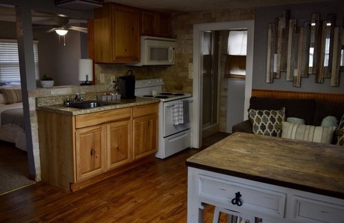 Mid America Cabina | Cute cabin steps away from the water