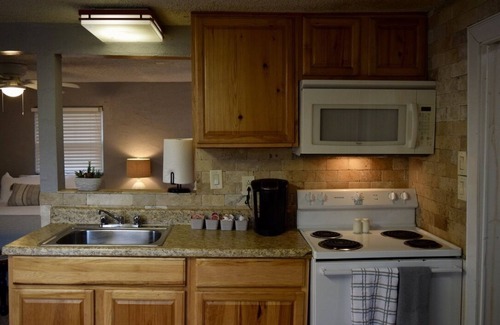 Mid America Cabina | Cute cabin steps away from the water