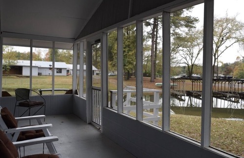 Mid America Cabina | Cute cabin steps away from the water
