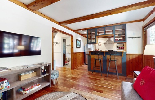 Carnelian Bay Cabina | Cute cabin w/ spacious porch, walk to beach & dining, central to ski resorts