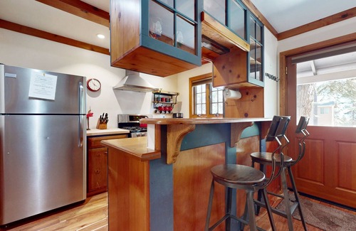 Carnelian Bay Cabina | Cute cabin w/ spacious porch, walk to beach & dining, central to ski resorts