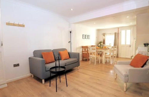 Hastings Casa | Cute Central Georgian Cottage