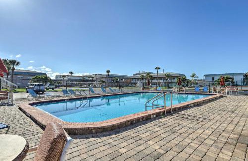 Cocoa Beach Apartamento | Cute Cocoa Beach Condo with Pool and Beach Access!