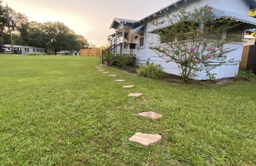 Arlington Casa | Cute, comfy and pet friendly cottage close to everything!