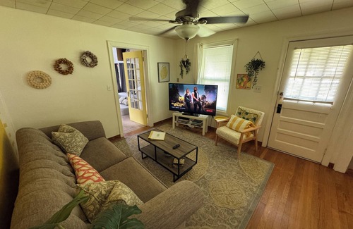 Arlington Casa | Cute, comfy and pet friendly cottage close to everything!