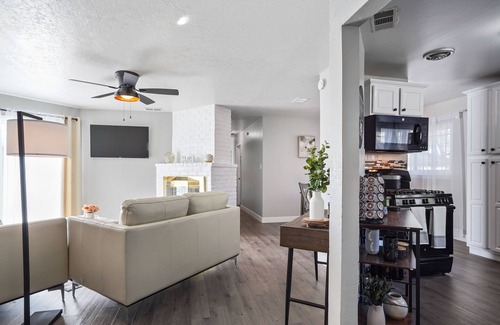 South Natomas Casa | cute comfy home w/relaxing lit gazebo minutes from downtown & airport