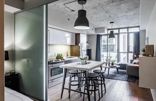 Beaconsfield Village Condominio | Cute condo in trendy Queen West