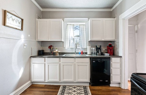 Waco Cabaña | Cute Cottage close in Downtown Waco close to Magnolia, Baylor Uni., Cameron Park
