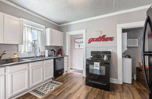 Waco Cabaña | Cute Cottage close in Downtown Waco close to Magnolia, Baylor Uni., Cameron Park