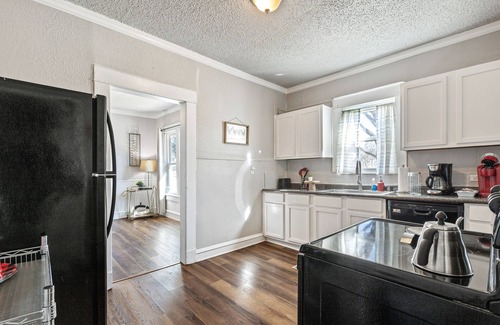 Waco Cabaña | Cute Cottage close in Downtown Waco close to Magnolia, Baylor Uni., Cameron Park